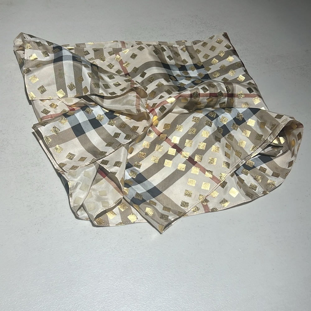 Burberry elegant reversible classic checkered with gold accents - Picture 5 of 5